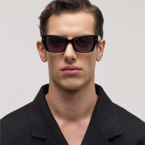 Modelo masculino Bianca Square con montura negra brillante_01