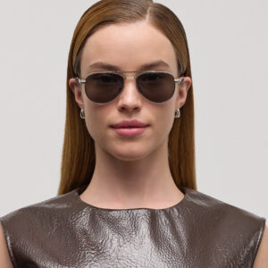 Modelo femenino Demi Aviador en titanio plateado